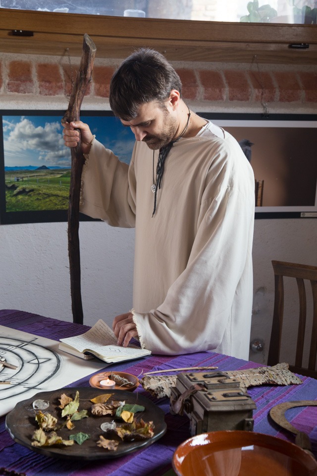 Stefano Balestra consulta il suo libro sugli Ogham
